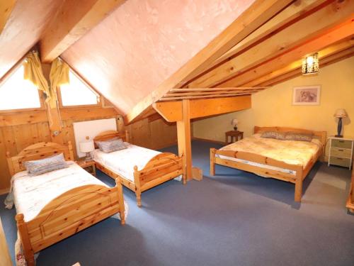 Cette chambre mansardée comprend 3 lits. dans l'établissement Appartement confort 6 pers, proche pistes, balcon - FR-1-502-373, à Tignes
