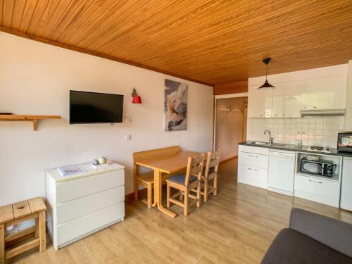 une cuisine avec une table et une salle à manger dans l'établissement Studio Cabine Rénové avec Balcon - Face Pistes, Commerces & Écoles de Ski - FR-1-502-384, à Tignes