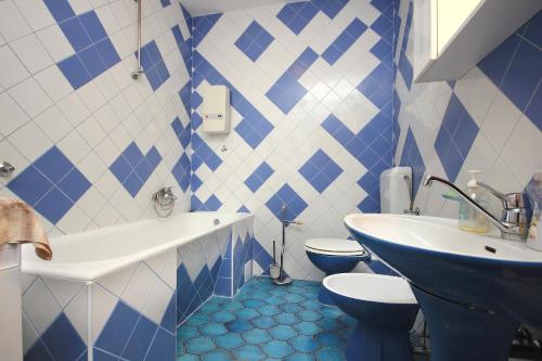 Apartments by the sea Kastel Stafilic - Kastela - 8621