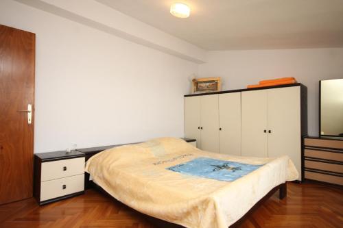 Ένα ή περισσότερα κρεβάτια σε δωμάτιο στο Apartments by the sea Nevidjane, Pasman - 8528