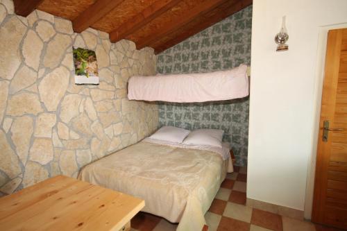 Postel nebo postele na pokoji v ubytování Secluded holiday house Nevidjane, Pasman - 8529