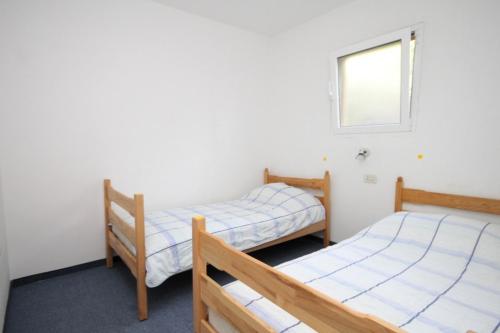 Zimmer mit 2 Betten und einem Fenster in der Unterkunft Apartments by the sea Pasadur, Lastovo - 8388 in Lastovo
