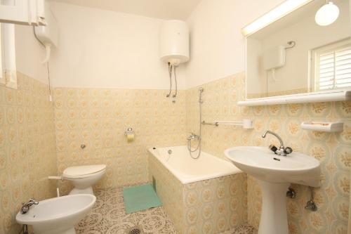 Kúpeľňa v ubytovaní Apartments by the sea Kukljica, Ugljan - 8283