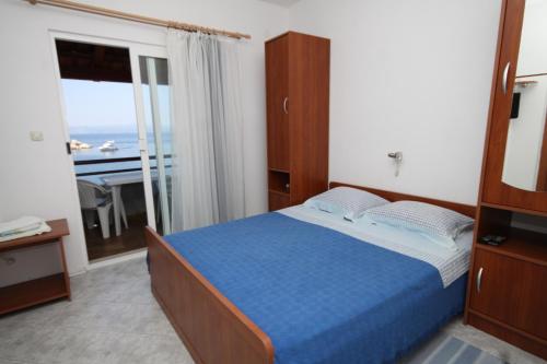 um quarto com uma cama e vista para o oceano em Studio Zaklopatica 8393a em Lastovo