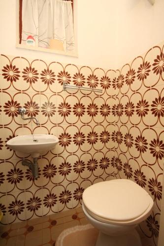 a bathroom with a toilet and a sink at Apartments with parking space Brsecine, Dubrovnik - 8549 in Trsteno