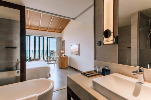 Koupelna v ubytování Dusit Princess Moonrise Beach Resort