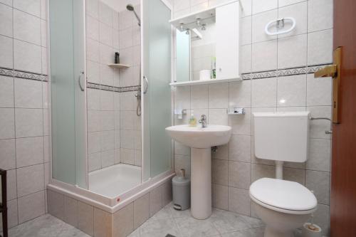 a bathroom with a shower and a toilet and a sink at Apartments by the sea Zaklopatica, Lastovo - 8393 in Lastovo