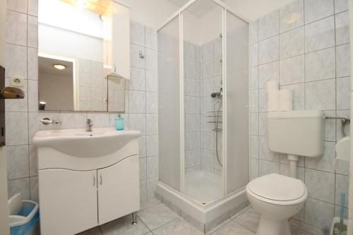 Kúpeľňa v ubytovaní Apartment Tkon 8377a