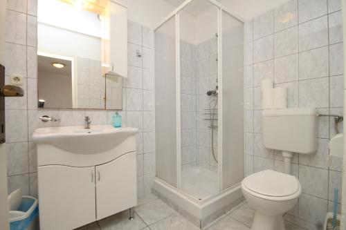 y baño con aseo, lavabo y ducha. en Apartments and rooms by the sea Tkon, Pasman - 8377, en Tkon