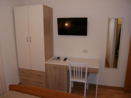 Televízia a/alebo spoločenská miestnosť v ubytovaní Double Room Tkon 8377d