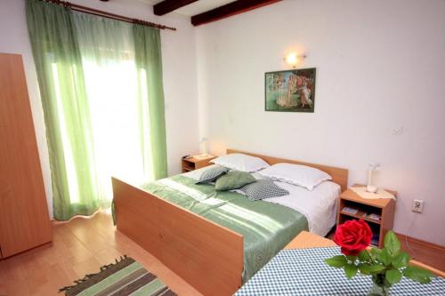 - une chambre avec un lit et une grande fenêtre dans l'établissement Apartments and rooms with parking space Brsecine, Dubrovnik - 8541, à Zaton