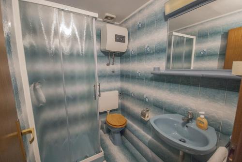 Kúpeľňa v ubytovaní Apartment Kukljica 8253d
