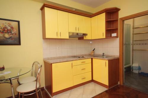 Kuchyňa alebo kuchynka v ubytovaní Apartments by the sea Kukljica, Ugljan - 8253