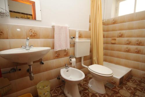 KukljicaにあるApartment Kukljica 8277cのバスルーム(トイレ、洗面台付)