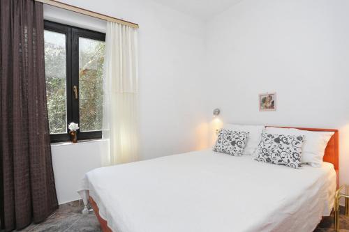 מיטה או מיטות בחדר ב-Apartments by the sea Okrug Gornji, Ciovo - 8625