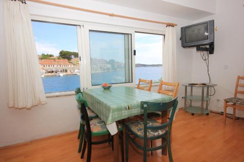 Televízia a/alebo spoločenská miestnosť v ubytovaní Apartments by the sea Sali, Dugi otok - 8194