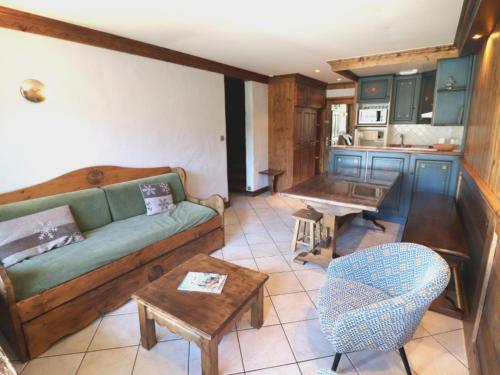 un salon avec un canapé et une table dans l'établissement Duplex fonctionnel proche pistes & commerces, balcon, 8 pers. - FR-1-502-390, à Tignes