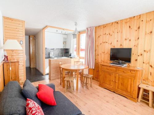 un salon avec un canapé et une table avec une télévision dans l'établissement Appartement rénové 6 pers, sur les pistes, balcon, WiFi - FR-1-502-395, à Tignes