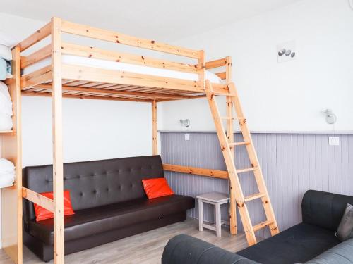 Cette chambre dispose d'une mezzanine avec un canapé et une échelle. dans l'établissement Appartement lumineux - Accès direct aux pistes - Balcon - Sud - Animaux acceptés - FR-1-502-411, à Tignes