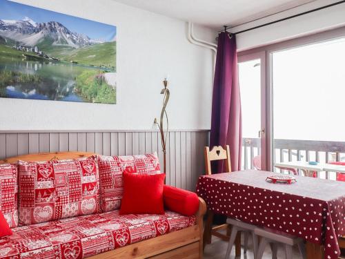un salon avec un canapé et une table dans l'établissement Appartement lumineux - Accès direct aux pistes - Balcon - Sud - Animaux acceptés - FR-1-502-411, à Tignes