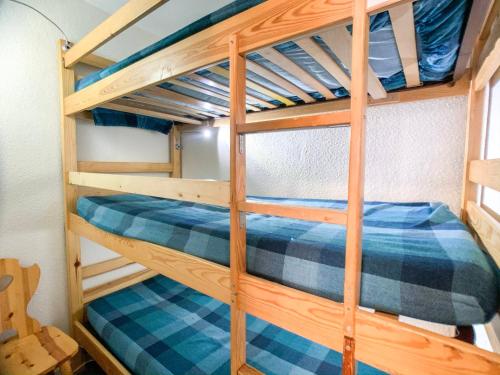 quelques lits superposés dans une chambre dans l'établissement Appartement lumineux avec balcon Skis aux pieds - FR-1-502-412, à Tignes
