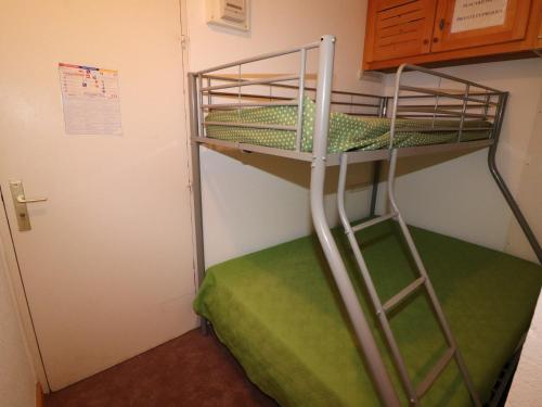Ce lit superposé se trouve dans une petite chambre dotée d'une porte. dans l'établissement Studio lumineux & fonctionnel, pied des pistes, balcon - Tignes Val Claret - FR-1-502-416, à Tignes