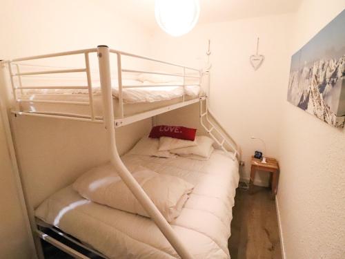 Ce lit superposé se trouve dans un dortoir doté de lits superposés. dans l'établissement Studio rénové avec balcon aux pieds des pistes, WiFi, animaux permis - FR-1-502-415, à Tignes