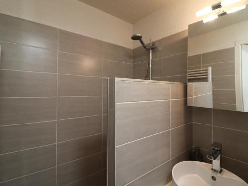 uma casa de banho com um lavatório, um WC e um espelho. em Studio Tignes, 1 pièce, 5 personnes - FR-1-502-415 em Tignes