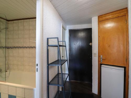 a bathroom with a blue ladder next to a door at Studio Tignes, 1 pièce, 4 personnes - FR-1-502-417 in Tignes