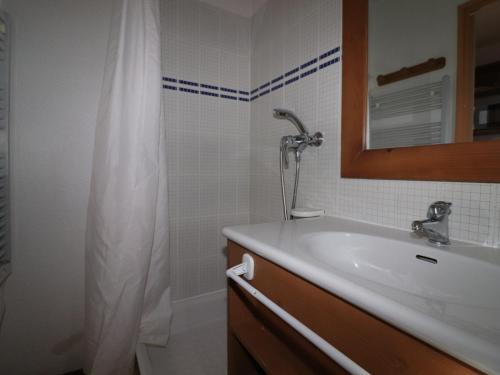 une salle de bain avec un lavabo et une douche avec un miroir dans l'établissement Studio 2 pers - Pied des pistes - Balcon - Animaux acceptés - FR-1-502-441, à Tignes