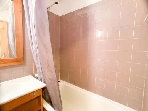 une salle de bain avec une baignoire, un lavabo et une douche dans l'établissement Appartement lumineux 6 pers, balcon sud, accès direct pistes, au pied des commerces - FR-1-502-404, à Tignes