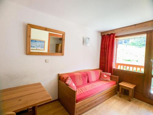 une chambre avec un canapé, un miroir et une fenêtre dans l'établissement Appartement lumineux 6 pers, balcon sud, accès direct pistes, au pied des commerces - FR-1-502-404, à Tignes