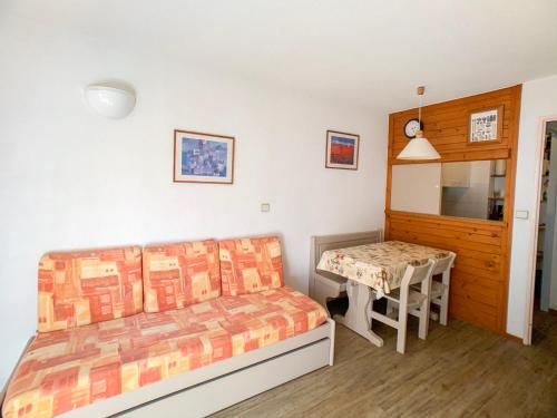 une chambre avec un lit et une table dedans dans l'établissement Studio lumineux au pied des pistes avec balcon, parking en option - Tignes Val Claret - FR-1-502-414, à Tignes