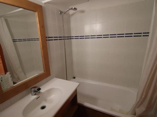 une salle de bain avec un lavabo, une douche et une baignoire dans l'établissement Studio cosy à Tignes Val Claret - 10m des pistes avec balcon, idéal pour 4 personnes - FR-1-502-429, à Tignes