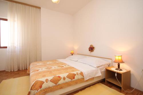 Tempat tidur dalam kamar di Apartments by the sea Kukljica, Ugljan - 8260