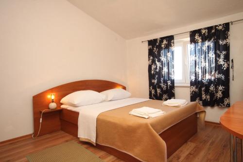 Posteľ alebo postele v izbe v ubytovaní Apartments by the sea Banj, Pasman - 8206