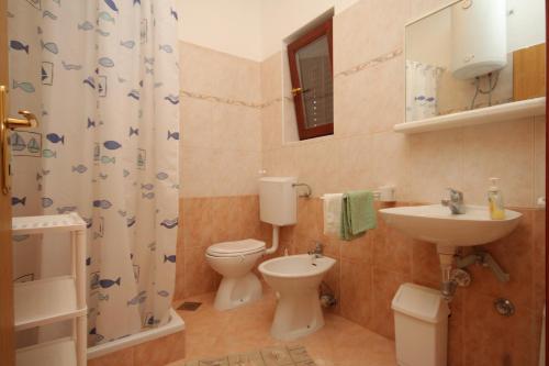 Ванная комната в Apartments with a parking space Ugljan - 8403