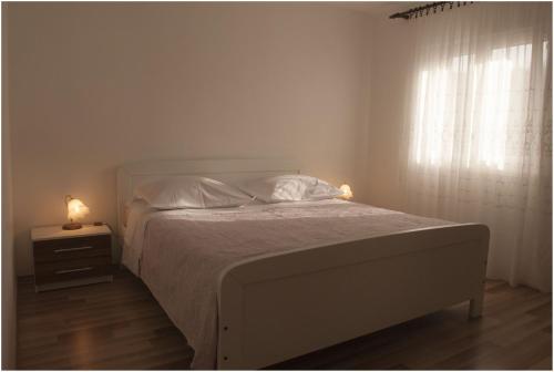 Ένα ή περισσότερα κρεβάτια σε δωμάτιο στο Apartments by the sea Cove Mala Lamjana, Ugljan - 8449