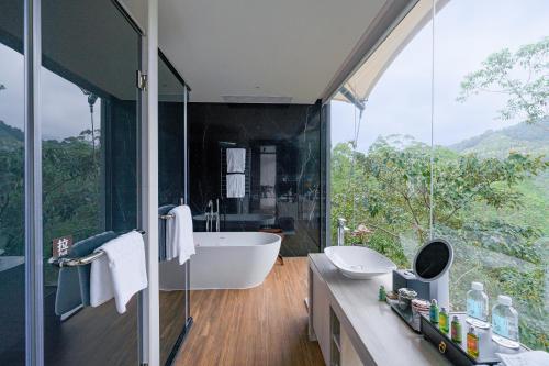 Pemandangan gunung umum atau pemandangan gunung yang diambil dari hotel