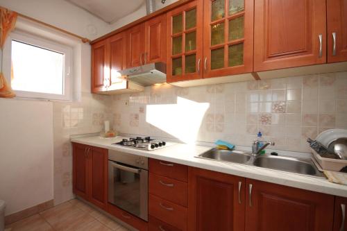 Kuchyň nebo kuchyňský kout v ubytování Apartments by the sea Tkon, Pasman - 8410