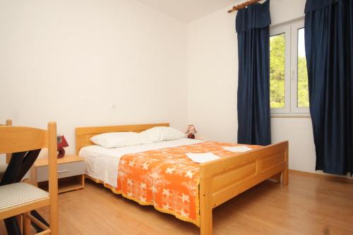 Postel nebo postele na pokoji v ubytování Apartments by the sea Tkon, Pasman - 8454