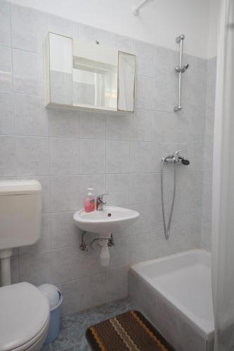Ένα μπάνιο στο Apartments by the sea Tkon, Pasman - 8454