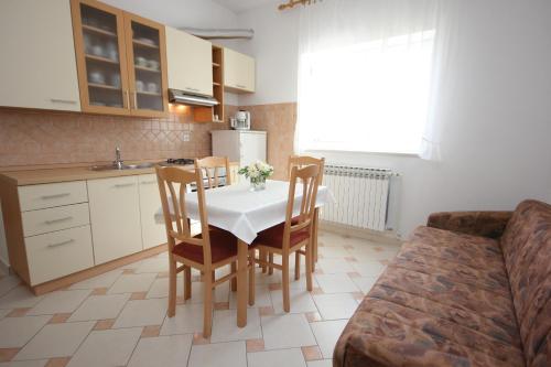 Kuchyň nebo kuchyňský kout v ubytování Apartments by the sea Kali, Ugljan - 8503