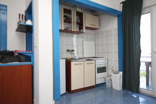 cocina pequeña con fregadero y fogones en Apartments by the sea Tkon, Pasman - 8458, en Tkon