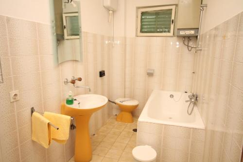 a bathroom with a sink and a toilet and a tub at Apartments with a parking space Mrljane, Pasman - 8498 in Mali Pašman