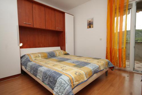 Llit o llits en una habitació de Apartments by the sea Cove Mala Lamjana, Ugljan - 8461