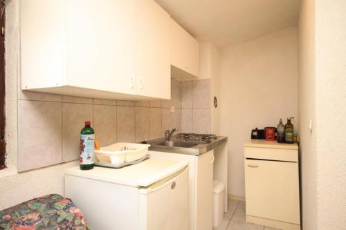 A kitchen or kitchenette at Apartments with a parking space Susica, Ugljan - 8467