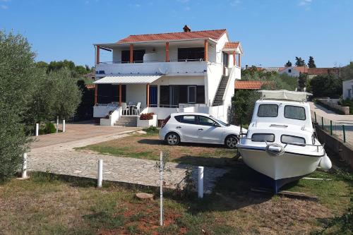 Apartments and rooms with parking space Susica, Ugljan - 8265