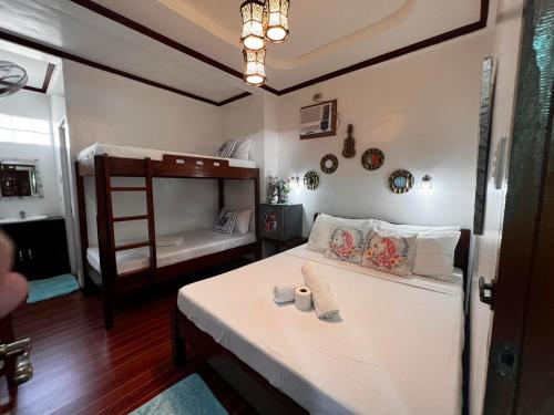 愛妮島的住宿－Balay Paragua，一间卧室配有一张床和一张双层床。