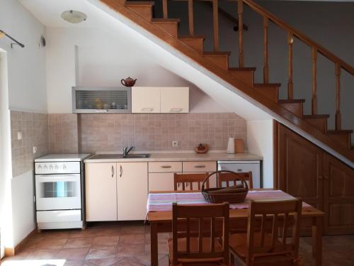 Kuchyňa alebo kuchynka v ubytovaní Apartment Kukljica 8209a